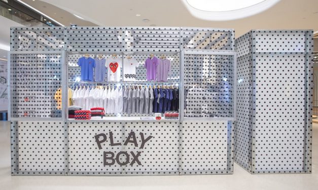 Comme des Garcons PLAY BOX pop-up โดดเด่นด้วย kiosk